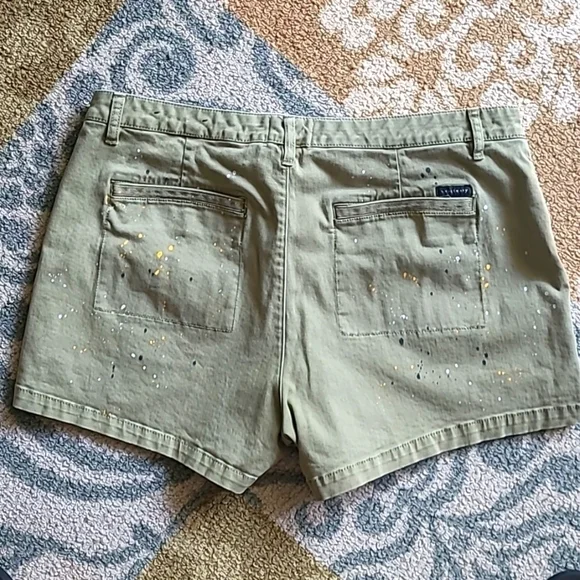 Sanctuary Army Green Paint splatter shorts. Size 31 - Picture 5 of 7
